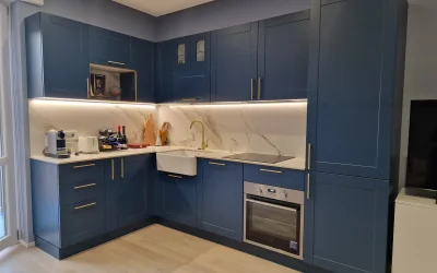cucina blu dettagli oro