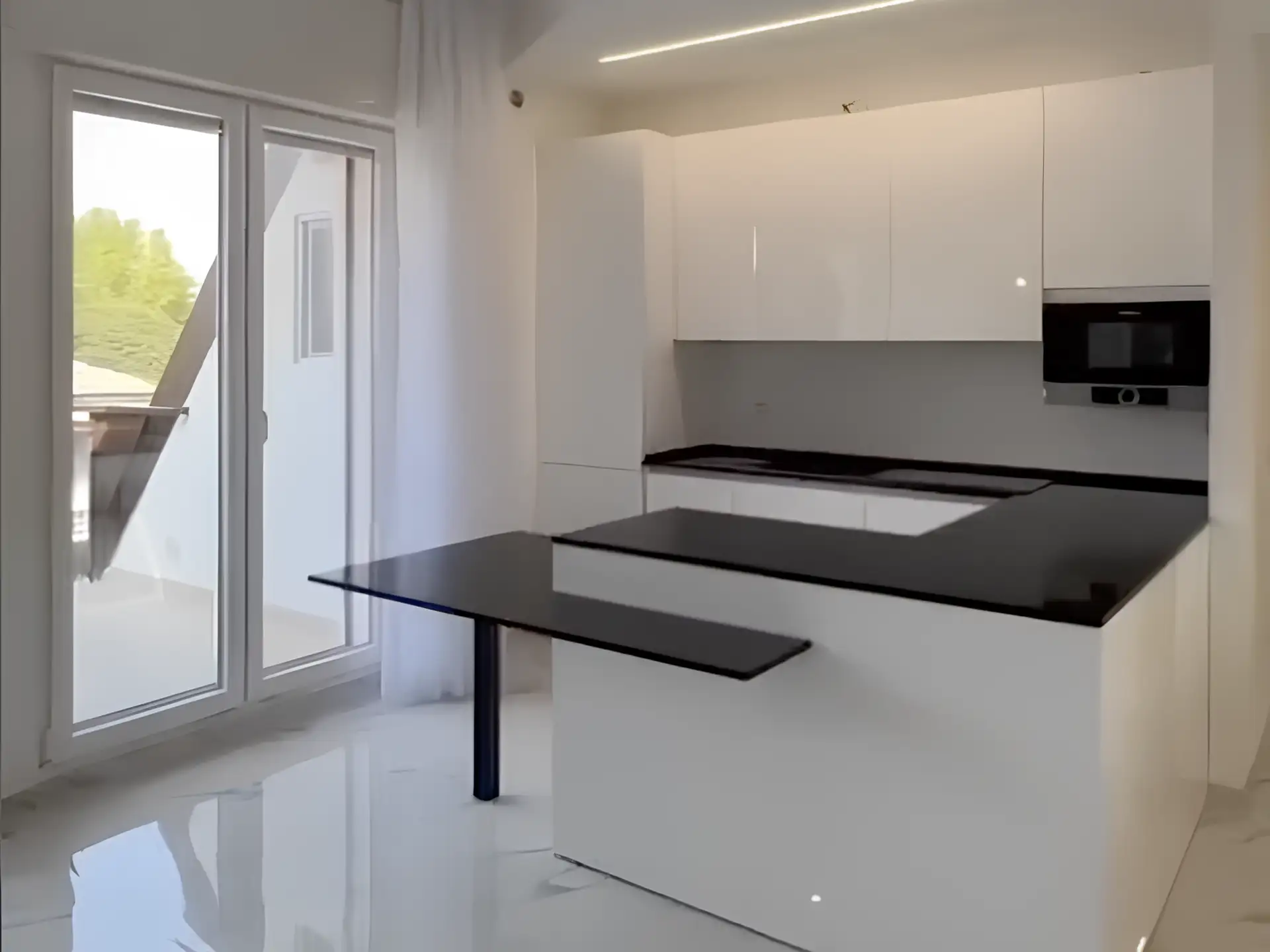 cucina bianca top nero isola