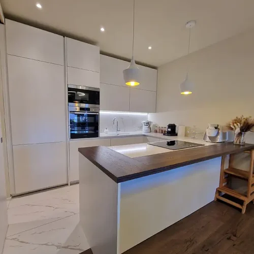 cucina-bianca-con-penisola-e-top-quarzo