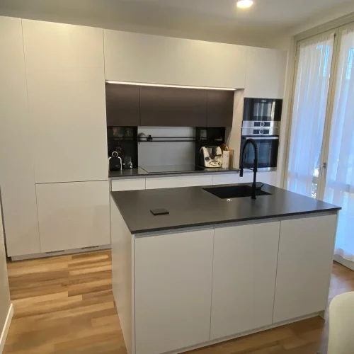 cucina-moderna-con-isola-pet-bianco-e-antracite